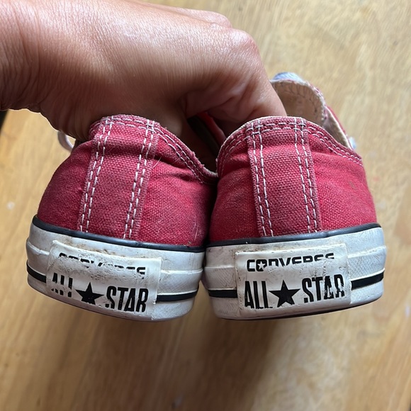 Red converse - Picture 3 of 4